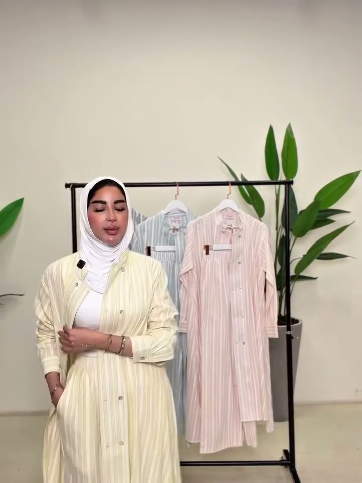 بدلة نسائية مخططة صيفية بألوان أصفر فاتح وأزرق سماوي ووردي